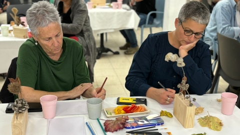 אנשים יושבים ומציירים.jpg