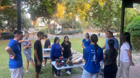 ילדים סביב שולחן בונים מעץ.jpg