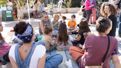 אנשים יושבים על מחצלות.jpg
