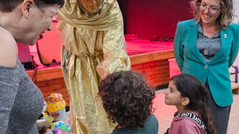 אנשים  צופים בהופעת יחיד של שחקנית מחופשת.jpg