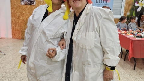 שני אנשים מחופשים למדענים עם פאות צבעוניות על ראשם.jpg