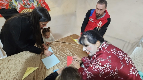 ילדים בסדנת קיפולי נייר.jpg