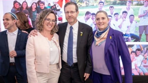 אנשים  עומדים  ומצתלמים.jpg