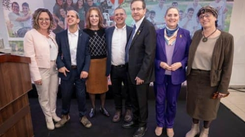 אנשים  עומדים ומצתלמים.jpg