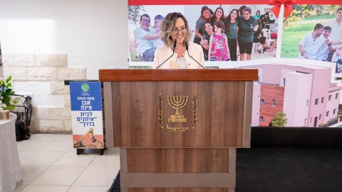 אישה מדברת למיקרופון.jpg