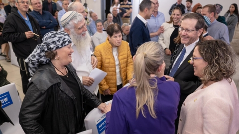 אנשים עומדים  ומדברים.jpg