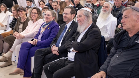 אנשים  יושבים על כיסאות.jpg