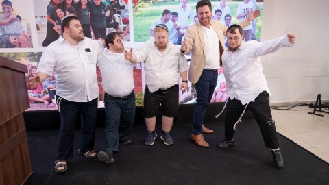 ילדים עומדים על במה.jpg