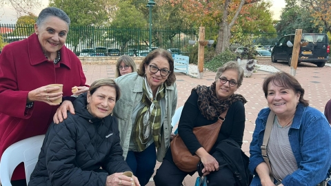 אנשים יושבים אחד ליד השני ומחייכים למצלמה.jpg