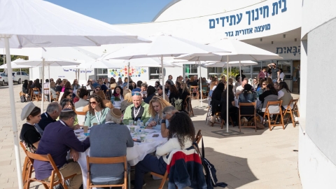 אנשים יושבים ברחבת בית חינוך עתידים.jpg