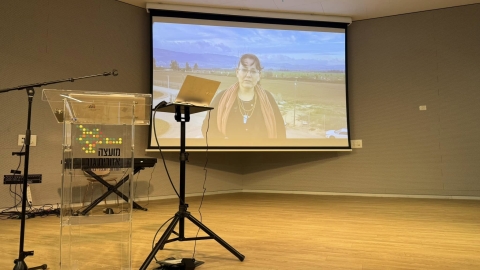 תמונה של אישה מופיעה במצגת.jpg