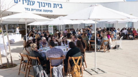 אנשים יושבים  ברחבת בית חינוך עתידים.jpg
