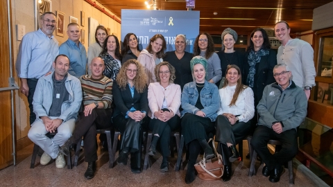אנשים יושבים ומצתלמים יחד.jpg