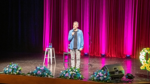 סטנדאפיסט עומד הבמה ומופיע.jpg