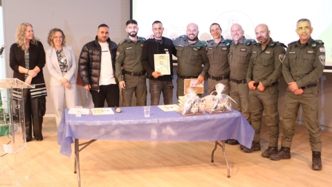 אנשים עומדים על במה ומקבלים תעודות הוקרה.jpg