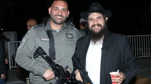 שני אנשים מצתלמים יחד.jpg