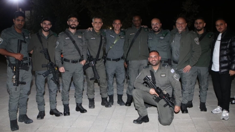 אנשים לובשי מדים של משמר הגבול עומדים יחד.jpg
