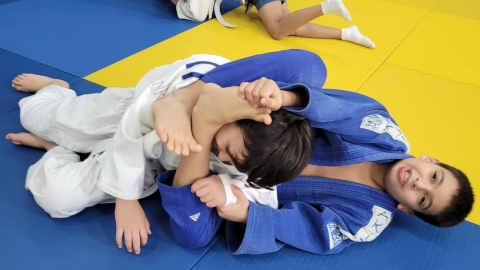 שני ילדים מתאמנים בקרב אומנות לחימה.jpg