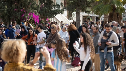 אנשים מסתובבים בחוות היוצר.jpg