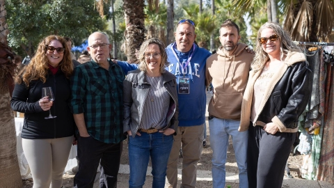אנשים   עומדים ומצתלמים.jpg