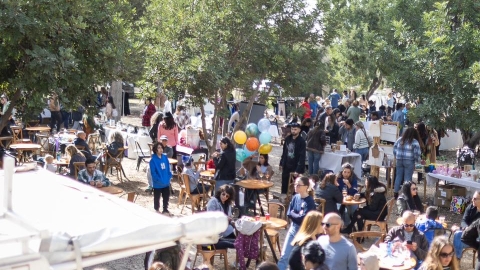 אנשים מסתובבים באירוע חוות היוצר.jpg
