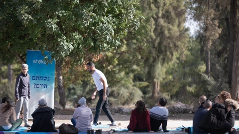 אנשים מתאמנים בסדנת יוגה.jpg
