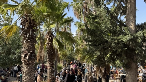 אנשים עומדים בחוות הרצל.jpg