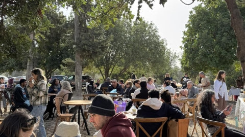 אנשים יושבים על כיסאות מעץ.jpg
