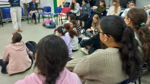 תלמידות באולפנה יושבות בכיתה ומקשיבות להרצאה בנושא החלל.jpg