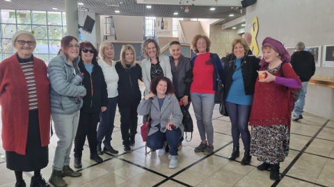 תמונה קבוצתית של תלמידי כיתות הוותיקים יחד עם ראשת המועצה רותם ידלין.jpeg