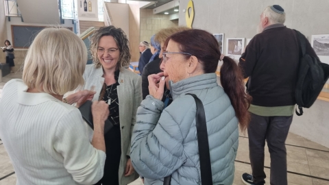 רותם ידלין ראשת המועצה מדברת עם ותיקים שבאו לאירוע כיתות הוותיקים של גזר.jpeg