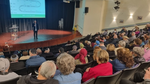 אזרחים ותיקים תלמידי כיתות הוותיקים מקשיבים להרצאה באודיטוריום.jpeg