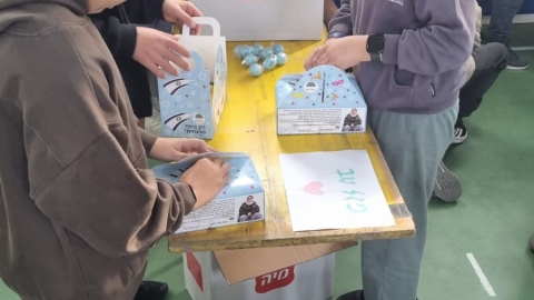 תלמידים אורזים משלוחי מנות.jpeg
