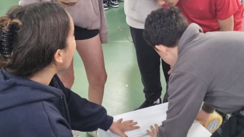 תלמידים מרימים קופסא שבה נארזו משלוחי מנות.jpeg