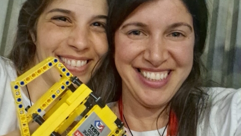 שתי נשים מקבוצת עתידים עם הדגם הרובוטי שהכינה הנבחרת שזכה מקום ראשון.jpeg