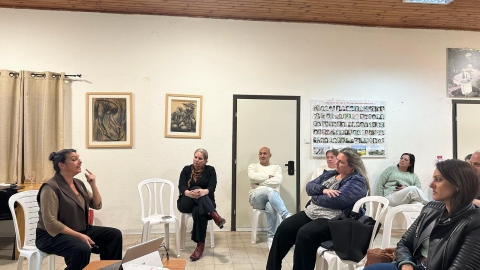 יור וועדים מקומיים יושבים במעגל עם המרצה ליאת כהן רביב ודנים בנושא שותפויות ומתנדבים בקהילה.jpeg