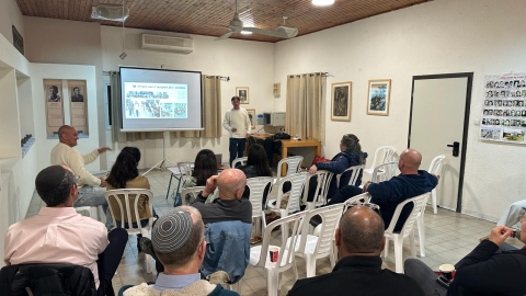 יור וועדים מקומיים מקשיבים להרצאה על שותפויות ומתנדבים בקהילה.jpeg