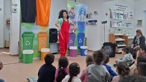ילדים צופים בהצגה המחזור המופלא.jpg