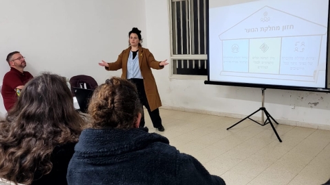 פעילים בתחום הנוער מאזינים להרצאה על החזון והרעיונות בתחום חיזוק הנוער.jpeg