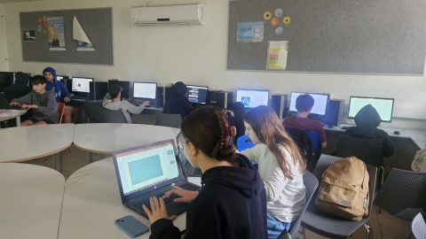 תלמידים עובדים במחשב ומתנסים בטכנלוגיות החדשות.jpeg
