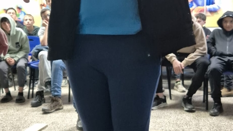 מדריךעם קסדת מציאות מדומה בסדנה.jpeg