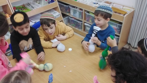 ילדי הגנים מנביטים זרעים ומכינים איש דשא.jpeg
