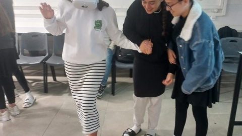 תלמידות עם קסת מציאות מדומה.jpeg