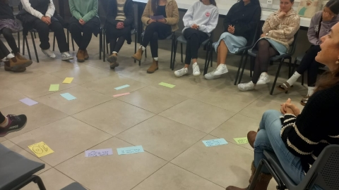 תלמידות עוברות סדנה על חדשנות.jpeg
