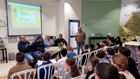 פאנל של נהגי אוטובוס עם תלמידים.jpeg