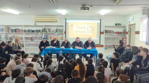 תלמידים יושבים בפאנל עם נהגי אוטובוס.jpeg