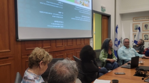 נופר מהיחידה הסביבתית מדברת על החזון ועל התוכנית המועצתית לניקיון יישובי.jpg