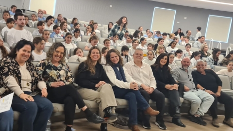 ראשת המועצה רותם ידלין ונציגי המועצה יושבים בכנס המקהלות יחד עם מנהלי בתי הספר ומנצחי המקהלות.jpg
