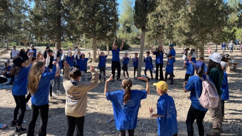 חניכים מדריכים גרעינרים ומדבים בטיול חורף של בני המושבים.jpeg