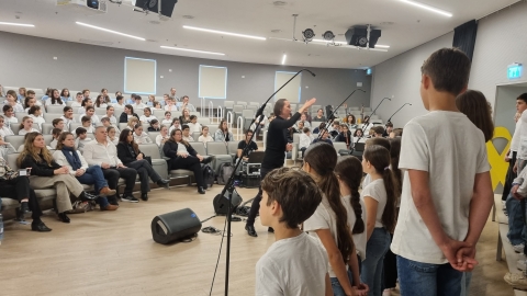 מקהלה מופיעה בכנס בפני המשתתפים.jpg
